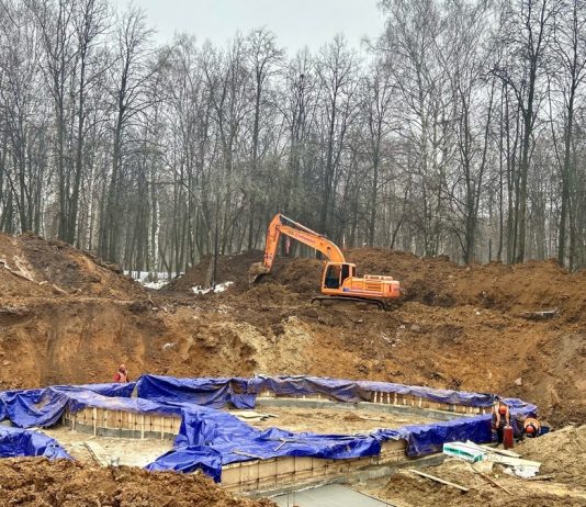 В Центральном парке культуры и отдыха вырыли котлован под детскую игровую площадку