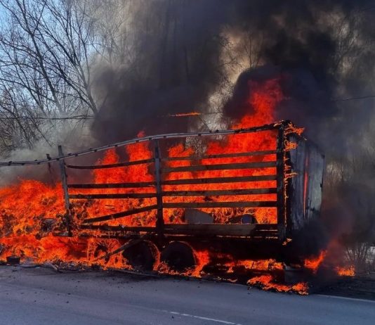 В старожиловском селе Гулынки сгорел автомобильный полуприцеп