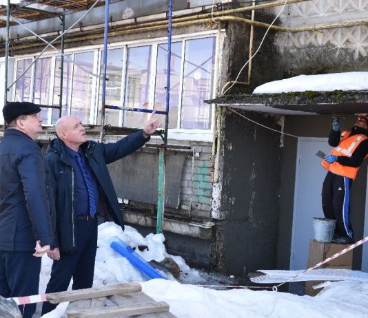 В старожиловском поселке Рязанские Сады депутаты проконтролировали ремонт многоквартирных домов