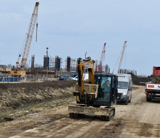 На стройплощадке моста через Оку работают более 300 человек и свыше 90 машин