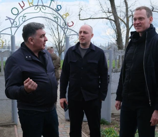 Губернатор Павел Малков проверил ход работ на соцобъектах в подшефной Херсонской области