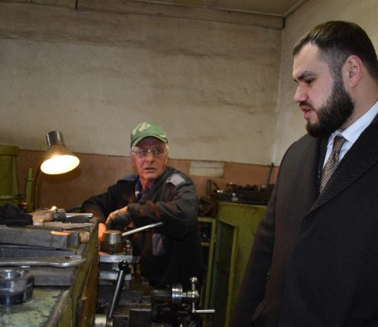 Зампред областного правительства Рустам Халиков встретился со старожиловцами