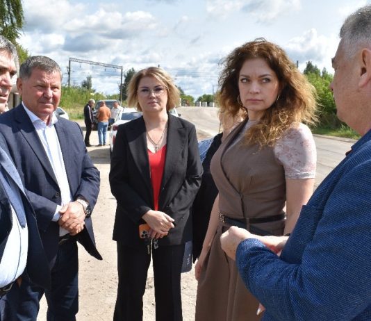 Министр транспорта Антонина Черских проконтролировала ремонт двух участков дорог в Старожиловском округе